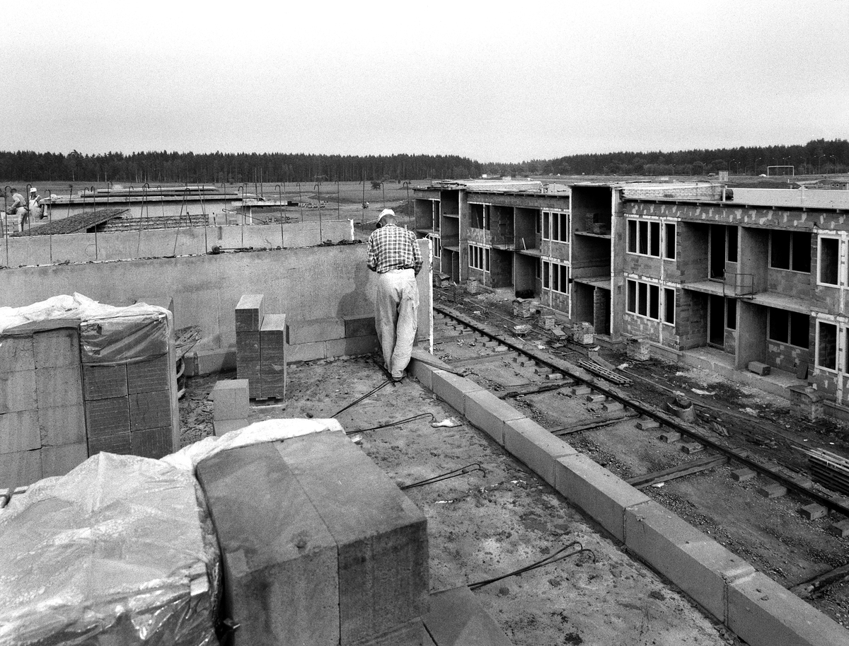 Bostadsområdet Ryd under uppbyggnad där man kan se lite av dom gamla husen finns kvar 1967. Bilderna tagna vid Ryds allé 18.
