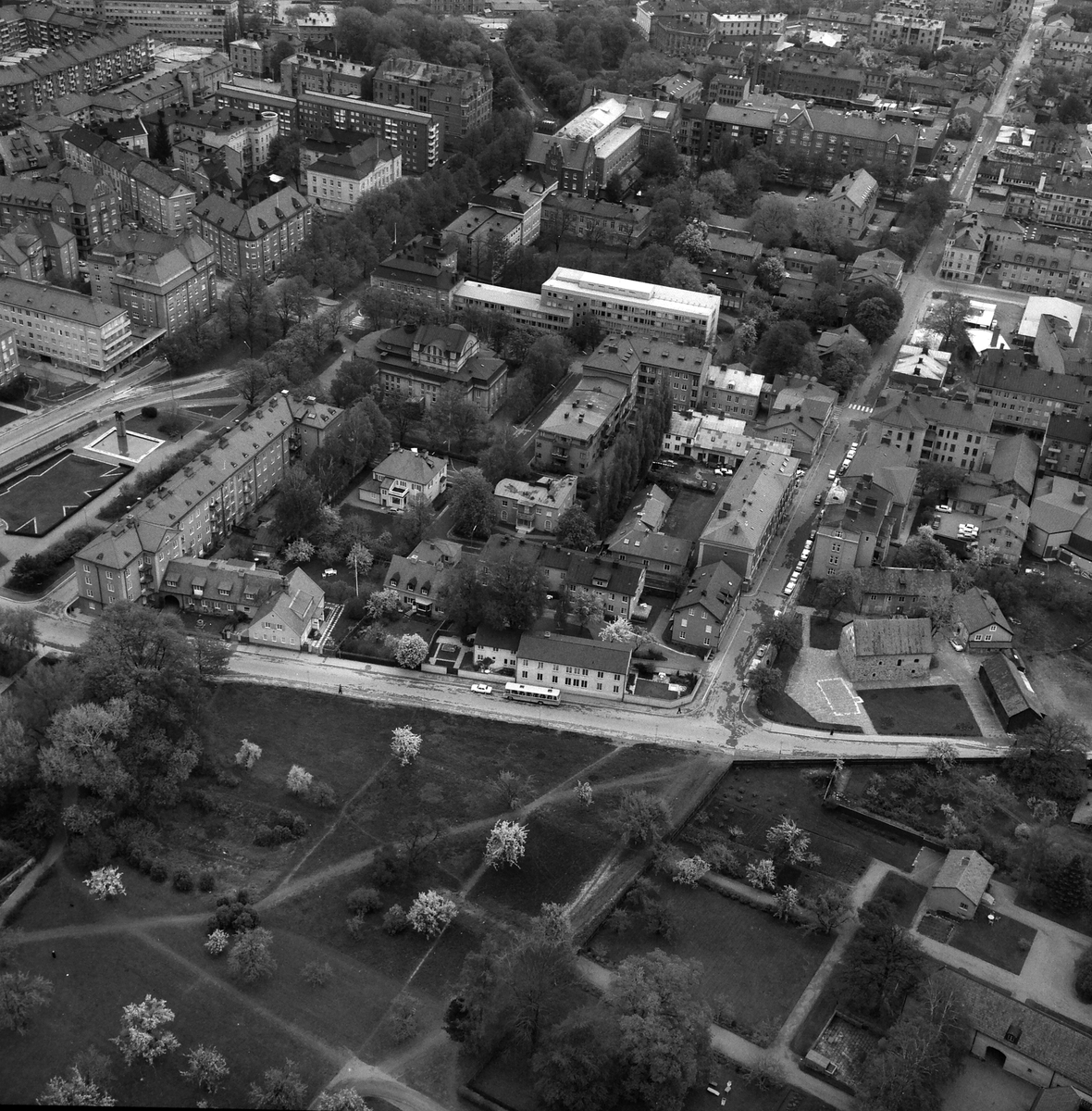 Flygbilder över centrala Linköping 1968. Domkyrkan, Stora torget, Ågatan, Stadshuset,