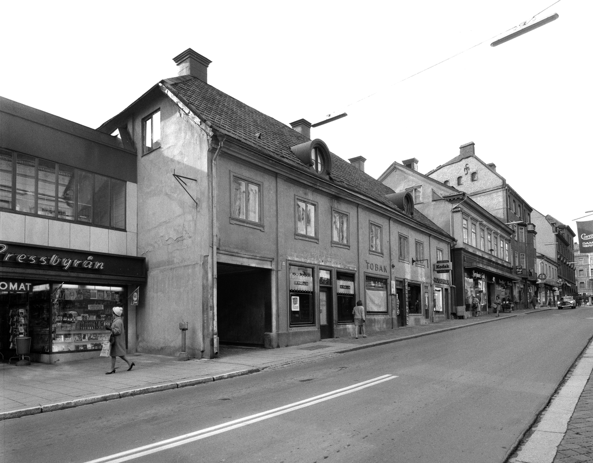 Storgatan 40 och gårdshusen på Guldsmesgränd före rivning, 1968