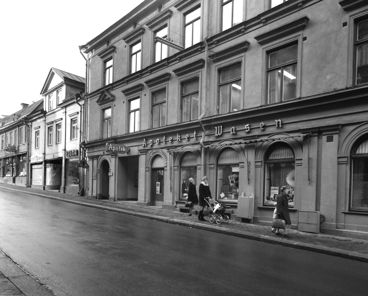Exteriör och interiör från Apoteket Wasen på Storgatan 33.  1969.