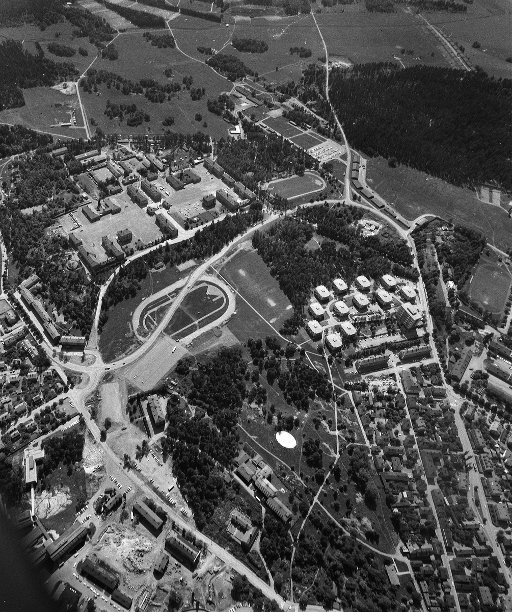 Flygbild över Linköping 1967 med Garnisionsområdet och Universitetssjukhuset.