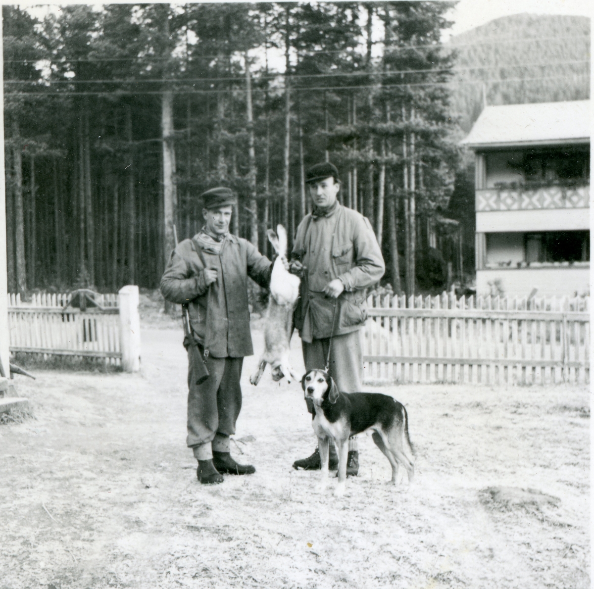 To harejegere med bytte og hund. Fra venstre Ola Olafsen Rust og Borger Hagen