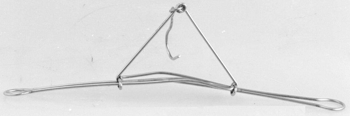 Består av to bøyler som glir inn i hverandre og samtidig danner et omvendt V-formet oppheng med en krok øverst.