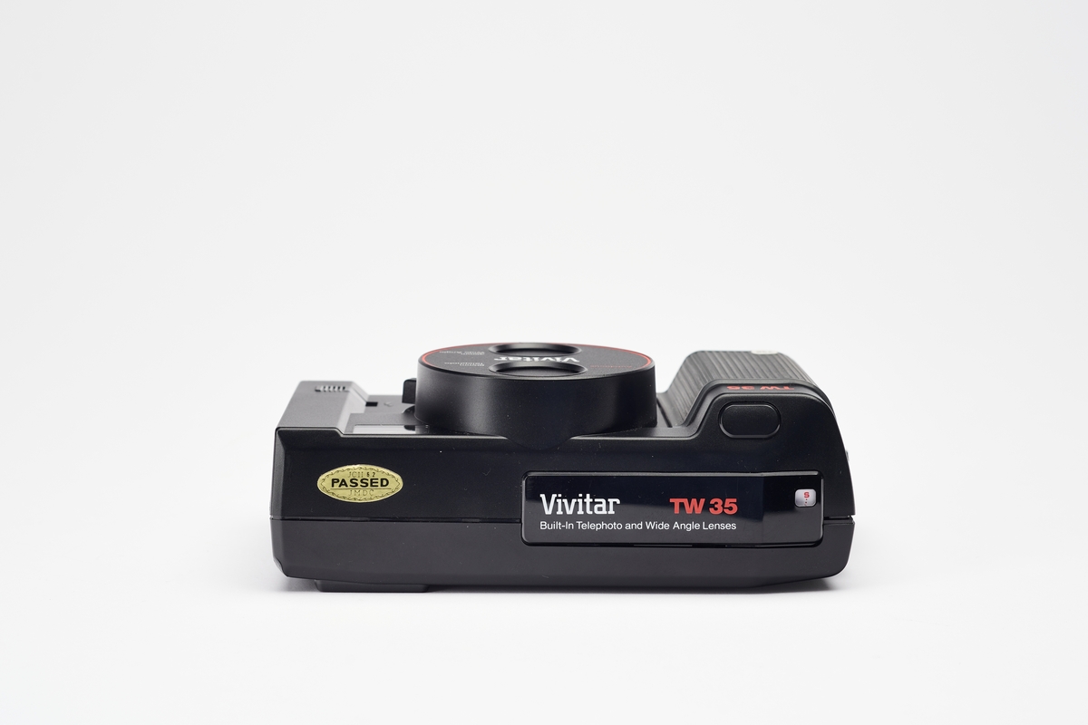 TW 35, produsert av Vivitar på midten av 1980-tallet, er et 35 mm Twin lens-kompaktkamera, med autofokus og muligheten til å skifte mellom 35mm f/5.6 vidvinkelobjektiv og 80mm f/8.0 teleobjektiv. Objektiv velges ved å rotere dekselet 90 grader, så ønsket objektiv avdekkes og samtidig tildekkes det motsatte objektivet. Autofokus fungerer kun med teleobjektiv. 
Filmhastighet stilles inn automatisk. Lukkertid: 1/30 - 1/2000 sek. for vidvinkelobjektiv, 1/60 - 1/2000 sek. for teleobjektiv.