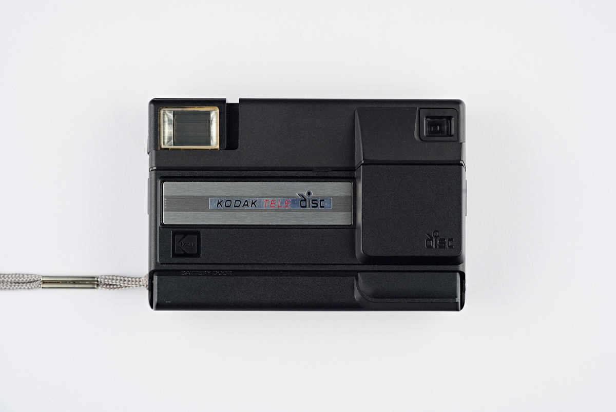 I 1982 introduserte Kodak disckameraet. Dette skulle bli en ny generasjon snapshotkameraer, som var små og enkle. Helautomatiske og med reklameteksten: "Innovative...can't go wrong", ville en tro det skulle vare lenger, men i 1988 stoppet Kodak å produsere kameraene. Disken med plass til 15 små negativer, kjent for nokså dårlig kvalitet, var i produksjon litt lenger. 
Kodak Tele Disc, produsert fra 1985 til 1990, er et disckamera med mulighet for fotografering med både teleobjektiv og vanlig objektiv. Ved å trykke inn blitsen vil den flyttes til siden og normalobjektivet byttes til teleobjektivet. Foldedekselet beskytter objektiv og utløser. Denne modellen finnes også i kremfarget utgave. 
Objektiv: 12,5mm, f/4 & 22mm, f/5,6 (tele)
Lukkertid: 1/300. 
Filmtype: VR Disc. 
Billedstørrelse: 8 x 10 mm. 
Batterier: 2 stk. AA.
Disckameraene kom i flere modeller: Hawkeye Disc 7000, Kodak Challenger disc, Kodak Disc 2000, Kodak Disc 3000, Kodak Disc 3100, Kodak Disc 3500, Kodak Disc 3600, Kodak Disc 4000, Kodak Disc 4100, Kodak Disc 6000, Kodak Disc 6100, Kodak Disc 8000, Kodak Medalist I Disc Kodak, Medalist II Disc Kodak, Tele Challenger disc og Kodak Tele Disc.