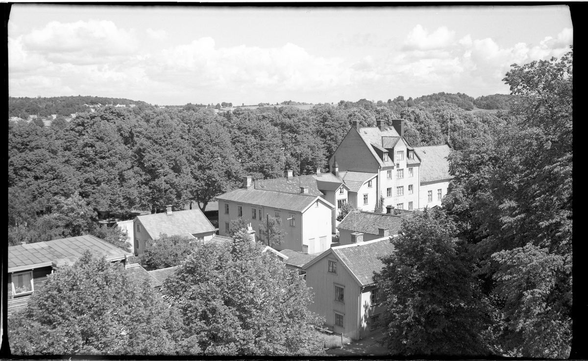 Utsikt mot nordost från Christinae kyrkas torn, över kv Liljan och Hägern.
Foto den 3 juni 1962.