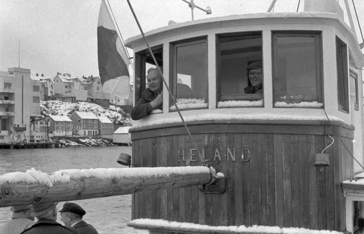 Motiv fra gjensynstreffet for krigsveteraner fra Shetlandsgjengen og Nordsjøklubben ombord i Heland. Severin Roald i styrhuset.
