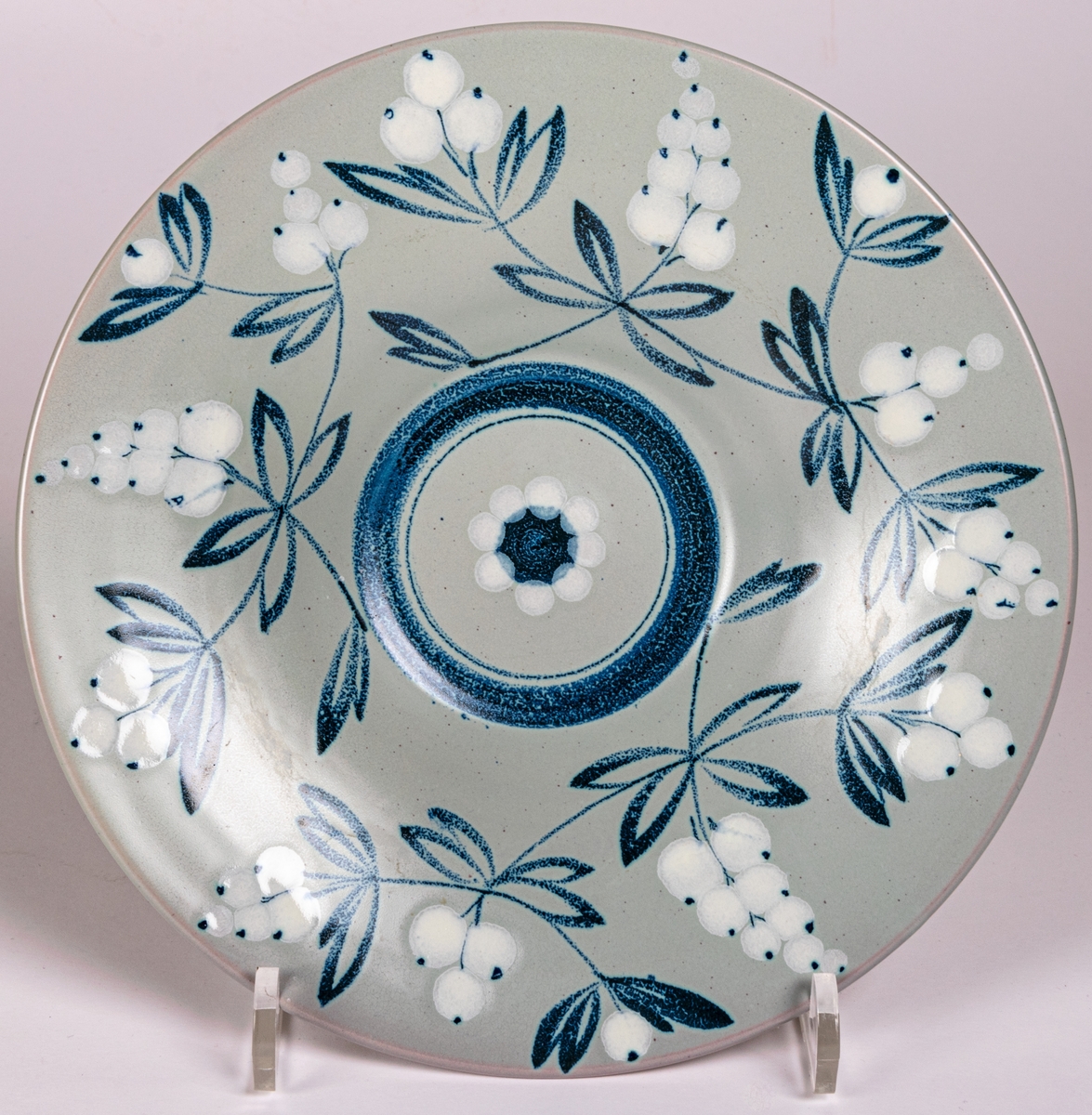 Handmålad skål i modell 4308 med dekor BV; med blå och vita bärkvistar på duvblå botten, blå rand i botten. Formgiven av konstnär Eva Jancke-Björk 1934.