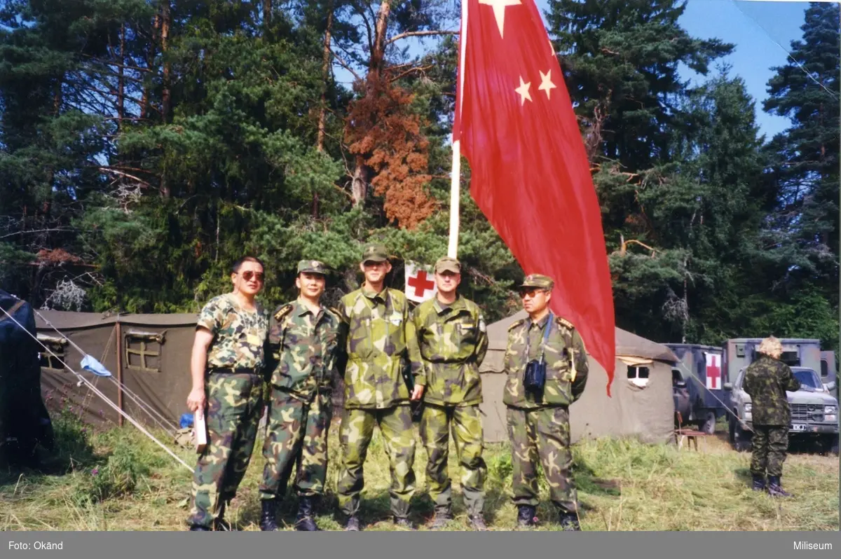 Patrullfälttävlan.

Major Tomas Lööf och kapten Göran Carnander, gruppfoto framför kinesiska flaggan.