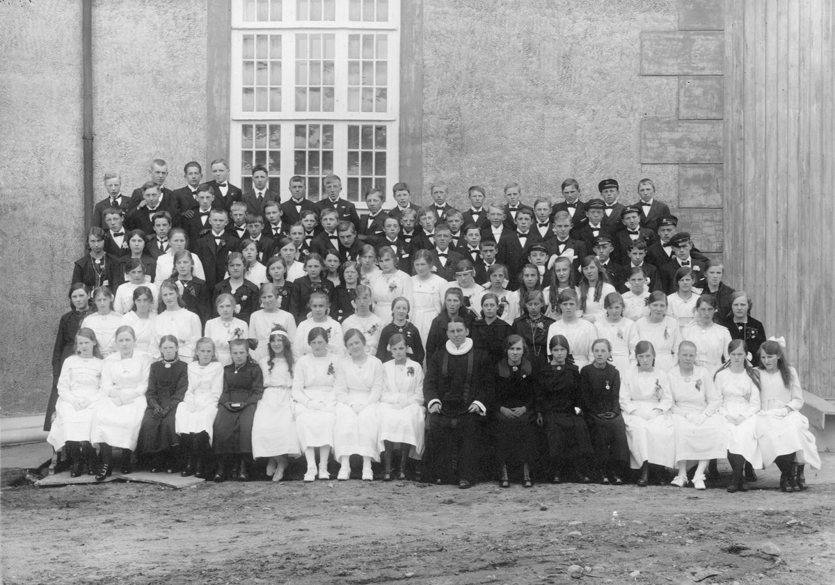 Konfirmanter ved Røros kirke, 1920