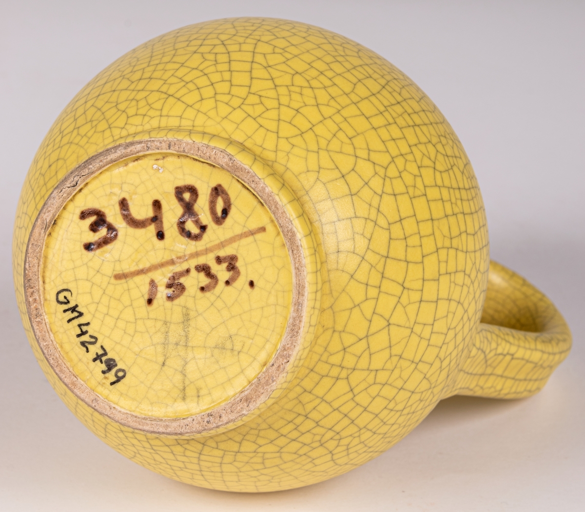 Liten gul kanna med hänkel, modell 3480, glasyr 1533 - klargul matt antik konstglasyr (krackelerad). Formgiven av konstnär Eva Jancke-Björk 1944 för Bo Fajans, Gävle.