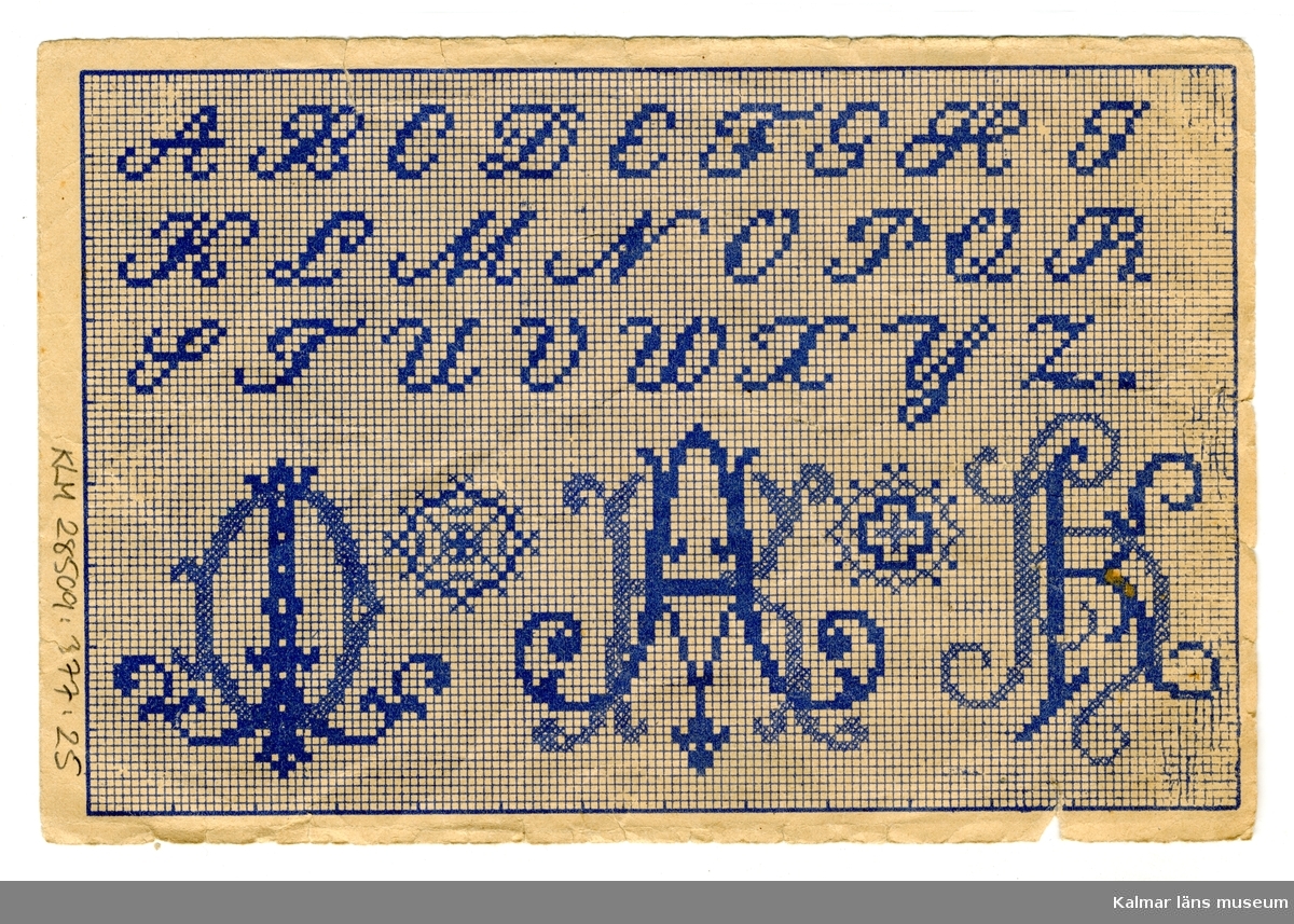KLM 28509:377:25. Mönster, broderimönster. Av papper. På ena sidan ses två tryckta motiv i färg, föreställande olika korsstygnsmönster. På andra sidan ses alfabetet A-Z i blått.