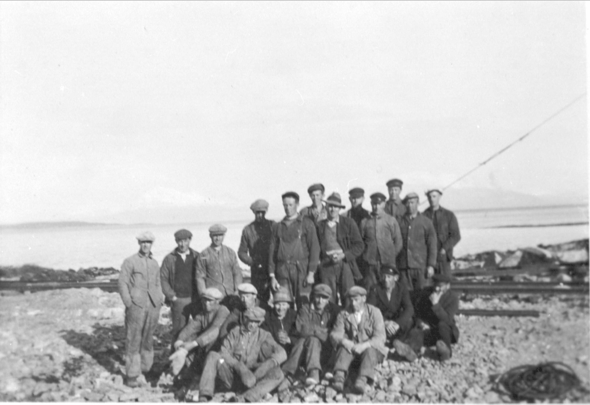 Gruppebilde av arbeidslag som bygde steinmoloen på Lundenes.