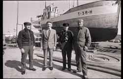 Fire brødre foran fiskebåten M/K "Sjøbakk", fotografert på s