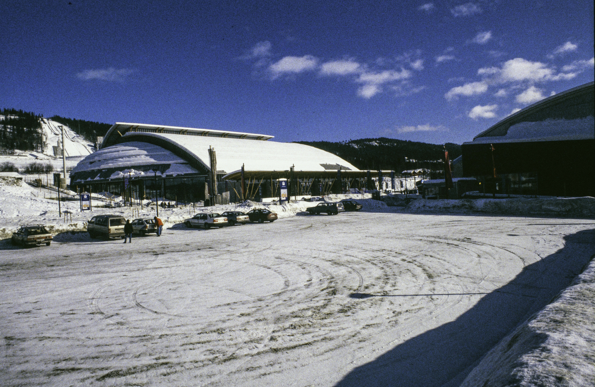 Lillehammer like etter OL 1994. Parkeringsplass foran Håkons Hall. Lysgårdsbakkene i bakgrunnen til venstre. Sett mot sør-øst.
