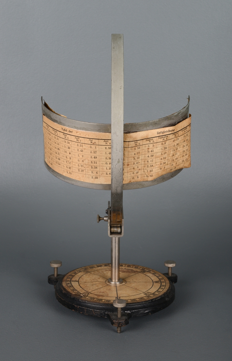 Et meridianinstrument for å fremvise grader av himmellegemer, til bruk i undervisning. Den består av en halvsfære montert på en metallfot med himmelretninger på. Halvsirkelen kan justeres, og det er en ståltråd med en kule eller kloden i midten. Foten har tre hull med skruer gjennom. På baksiden er det festet papir med tabeller over månedene og grader.