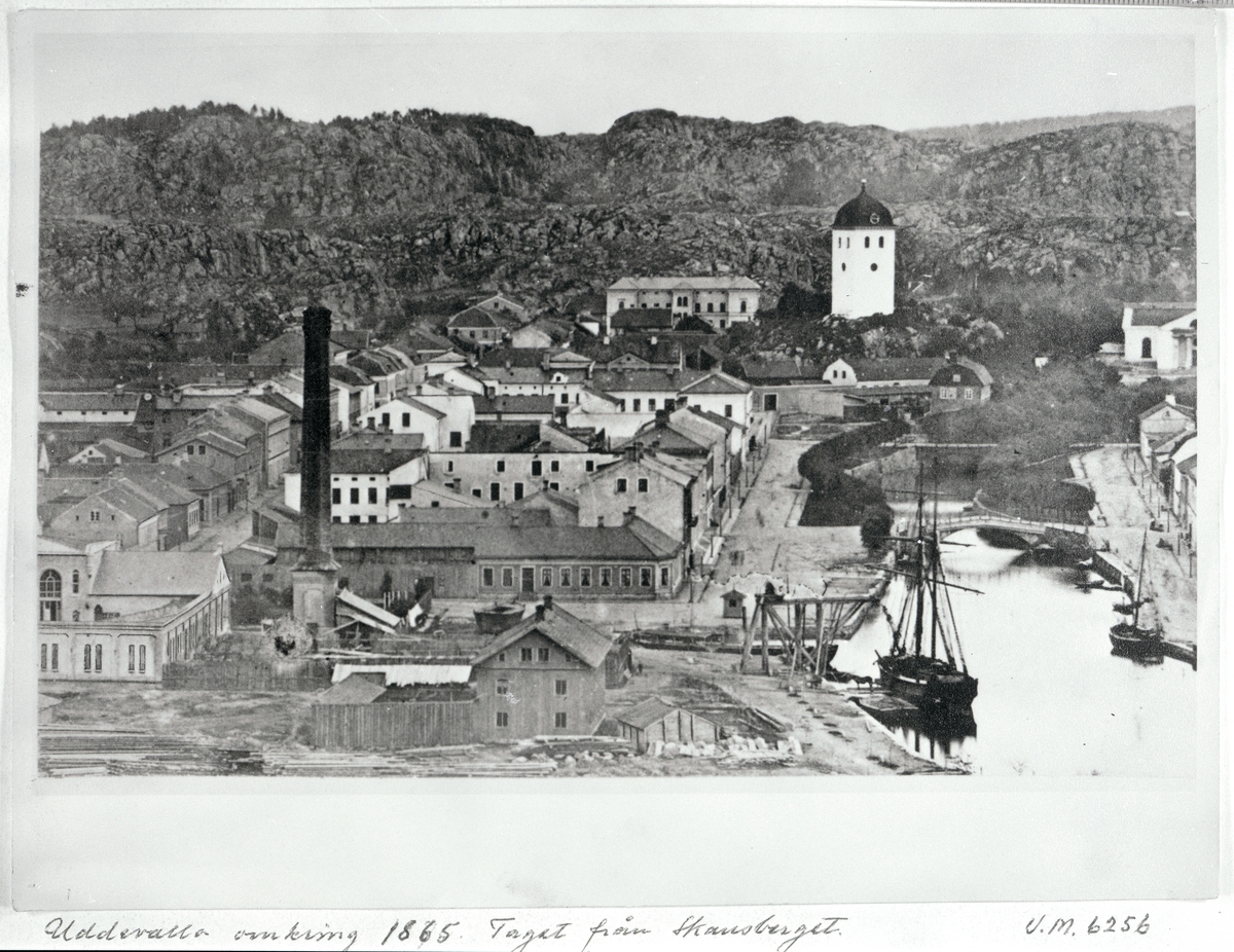 Text på kortet: "Uddevalla omkring 1865. Taget från Skansberget".