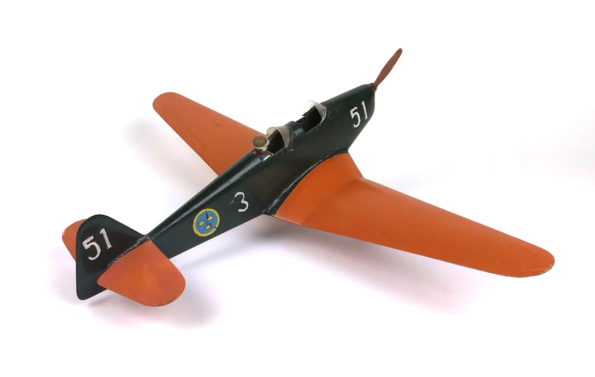 Modell av Klemm Kl 35, Sk 15, byggd av Svens Hjelmérus i trä. Färgsättning mörkgrön kropp, orange vingar, märkt F 3-51. Vindrutor och pilot är av senare datum.