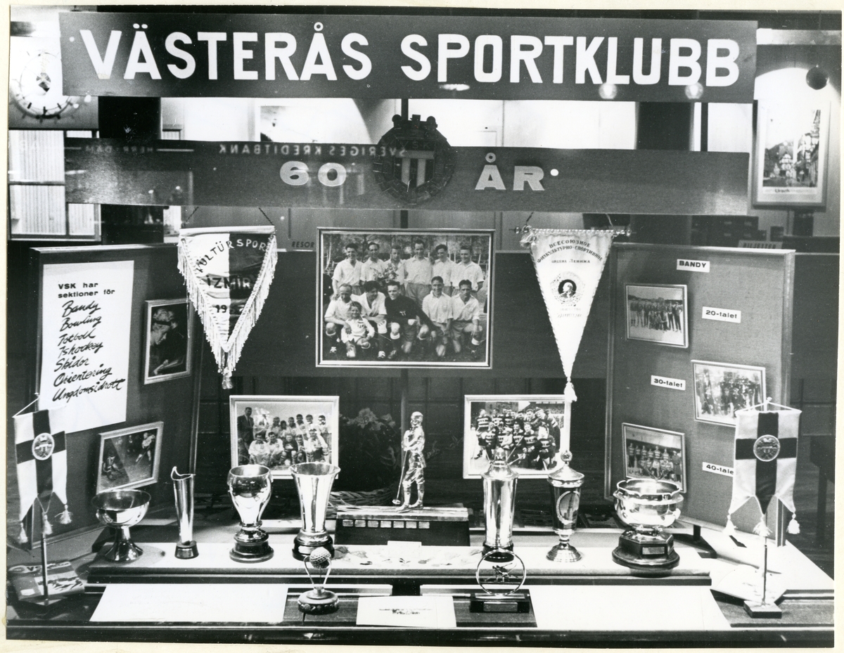 Centrum, Västerås, Stora gatan. Bandyföremål i skyltfönster, 1964 ...