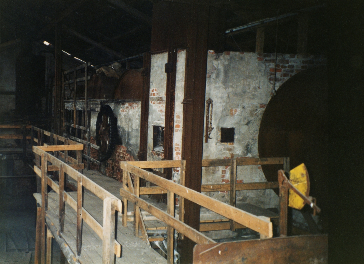 Interiørbilde fra gamle fabrikklokalene etter Klevfos Cellulose- & Papirfabrik i Løten, Hedmark. Bildet er tatt fra repoet i Sodahuset i retning varpa.