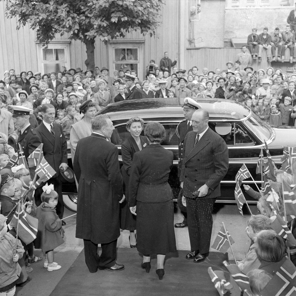 Kronprins Olav og prinsesse Astrid ankommer Barnevernsinstituttet