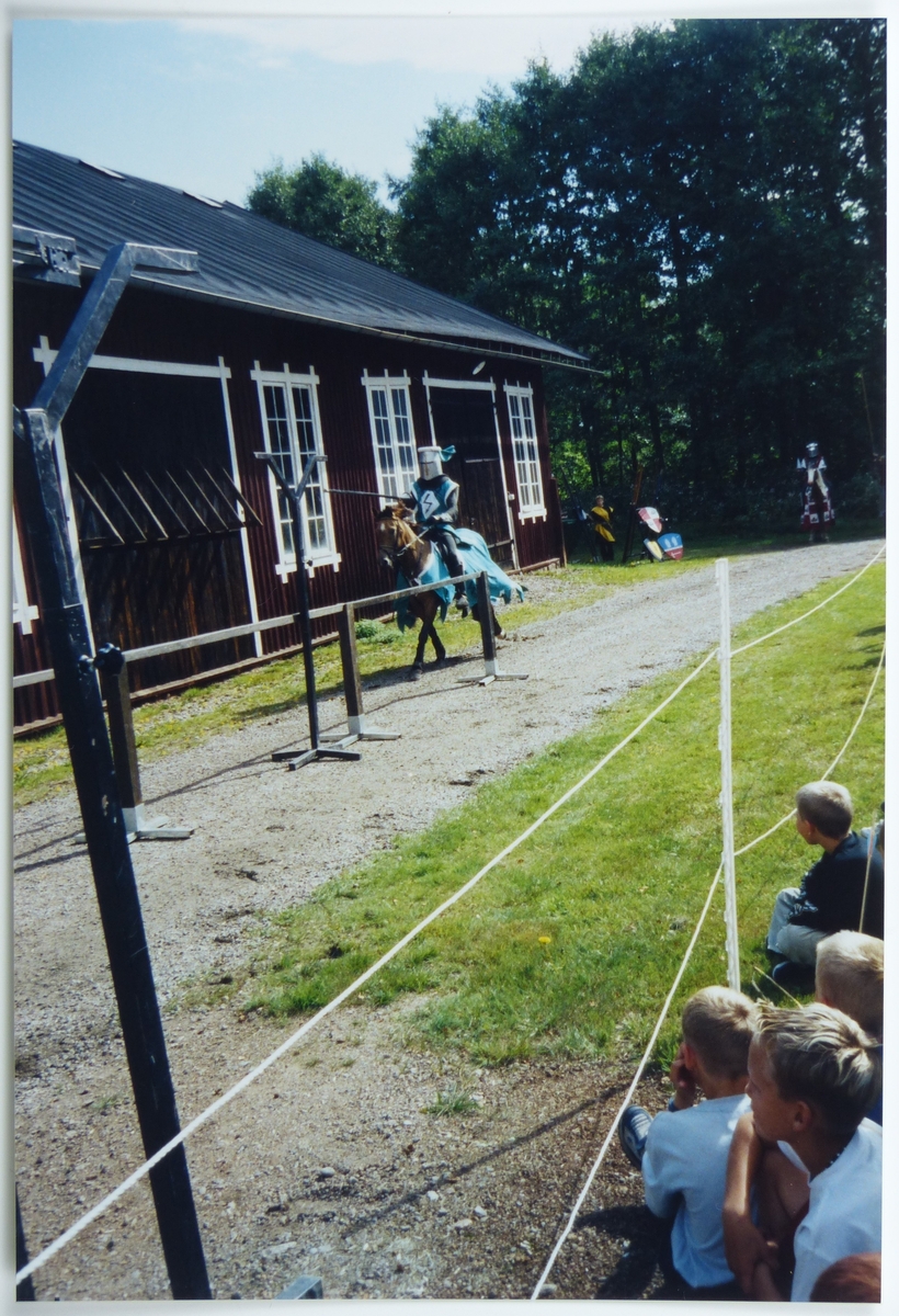 Västgöta lekar på Forsviks bruk. Medeltida tävlingar 25 augusti 2001. Hästburen riddare i grönt