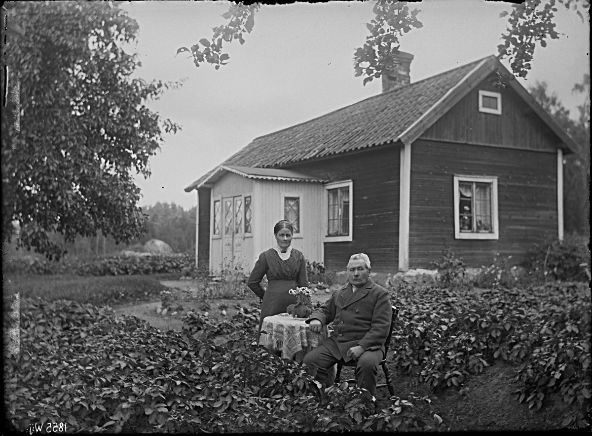Fotografering beställd av Långberg. Föreställer sannolikt f.d. korpral nr. 68 Johan Rickard Långberg (1856-1924) och hans hustru Johanna Matilda Pettersson (1857-1945). Här bosatta i soldatstugan under Långby gård.