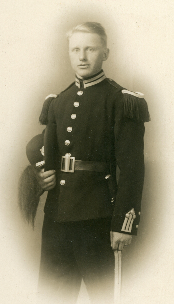 Portrettfoto av Lars Dyrud i militær uniform