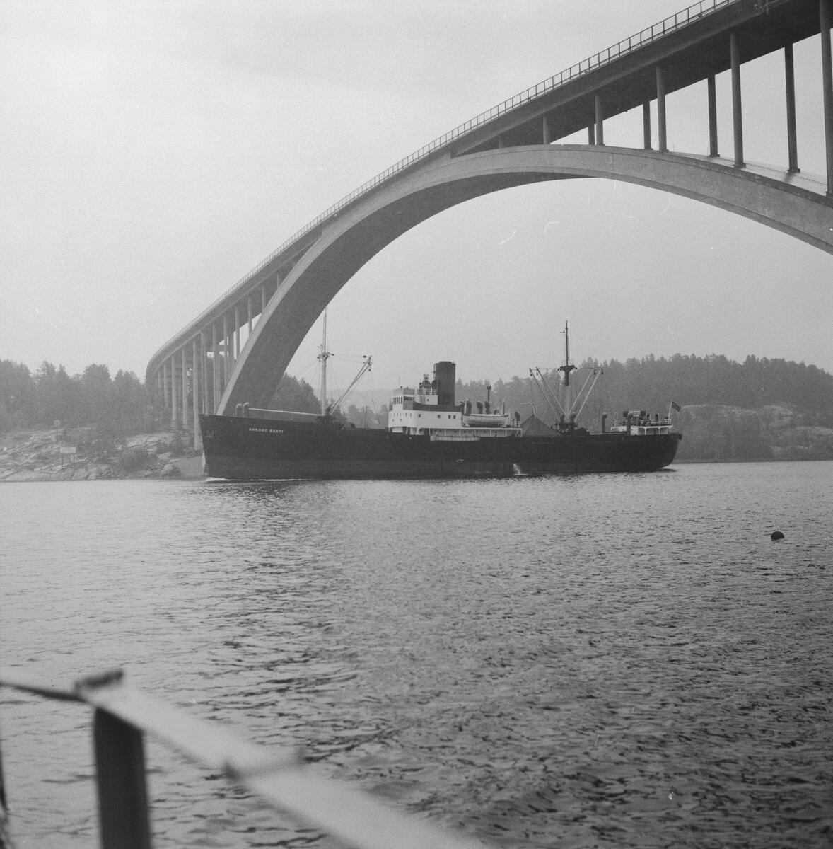 Fartyget Barbro Bratt vid Sandöbron

