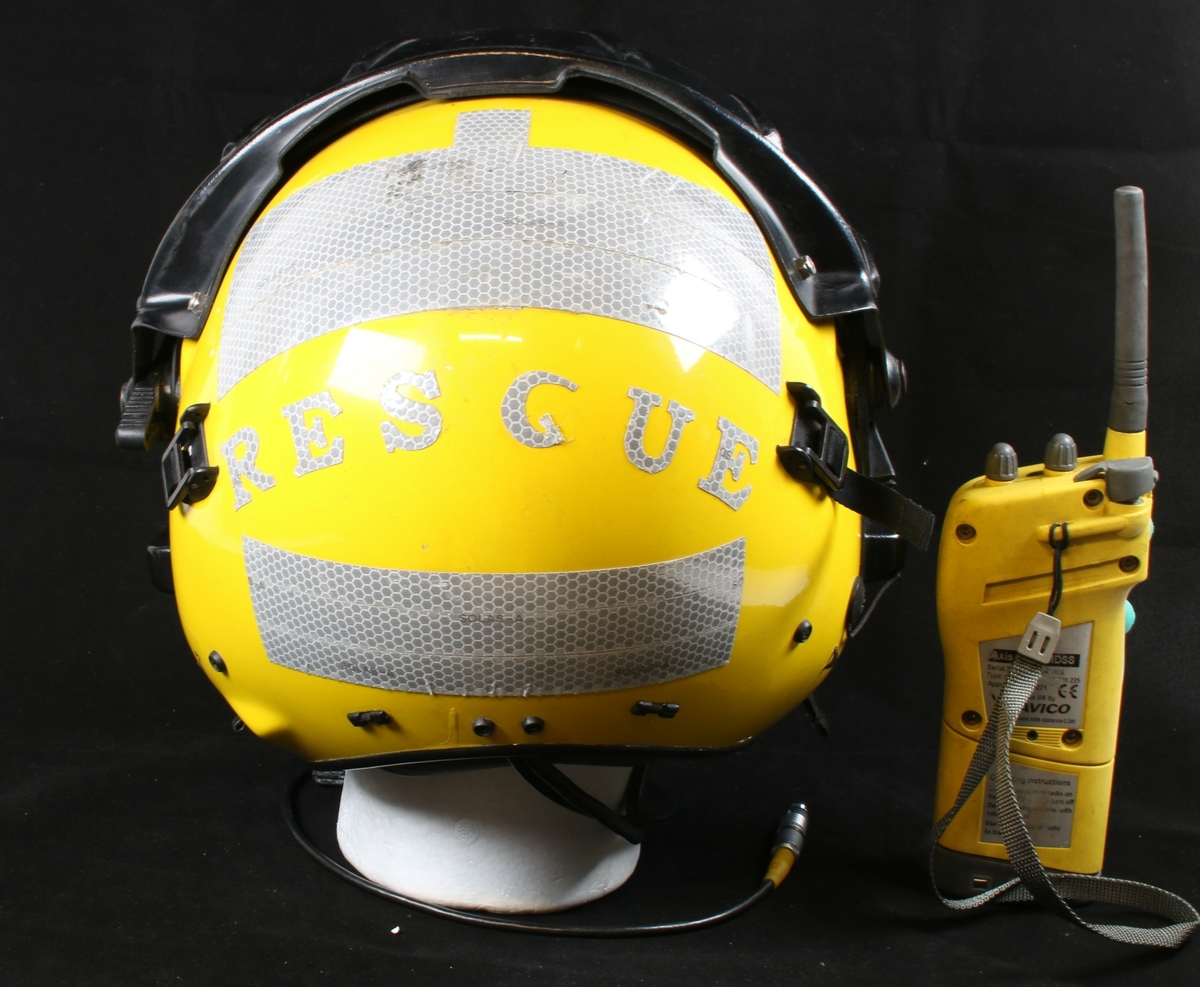 Påført refleks tape og gul maling for synlighet i vann om natten 
Hjelmen kommer med kommunikasjonssystem - NAVICO. AXIS 150 GMDSS