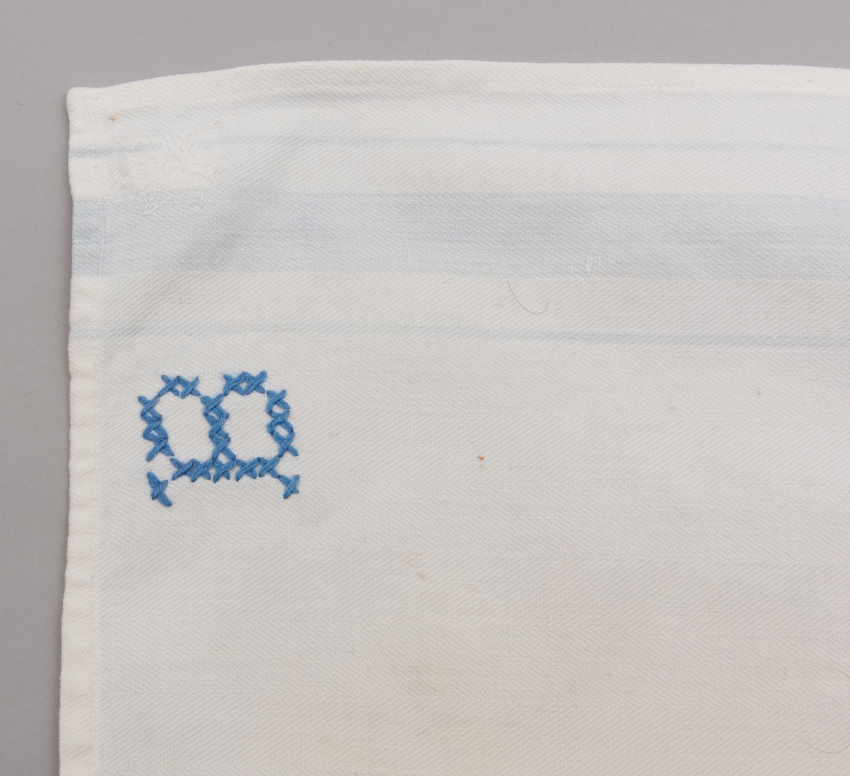Kjøkkenhåndkle sydd  av melsekk. Påført monogram "B" med blå korssting.