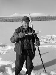 Osvald Kolbu (1909-1990) fanger lake med fiskesaks fra den s