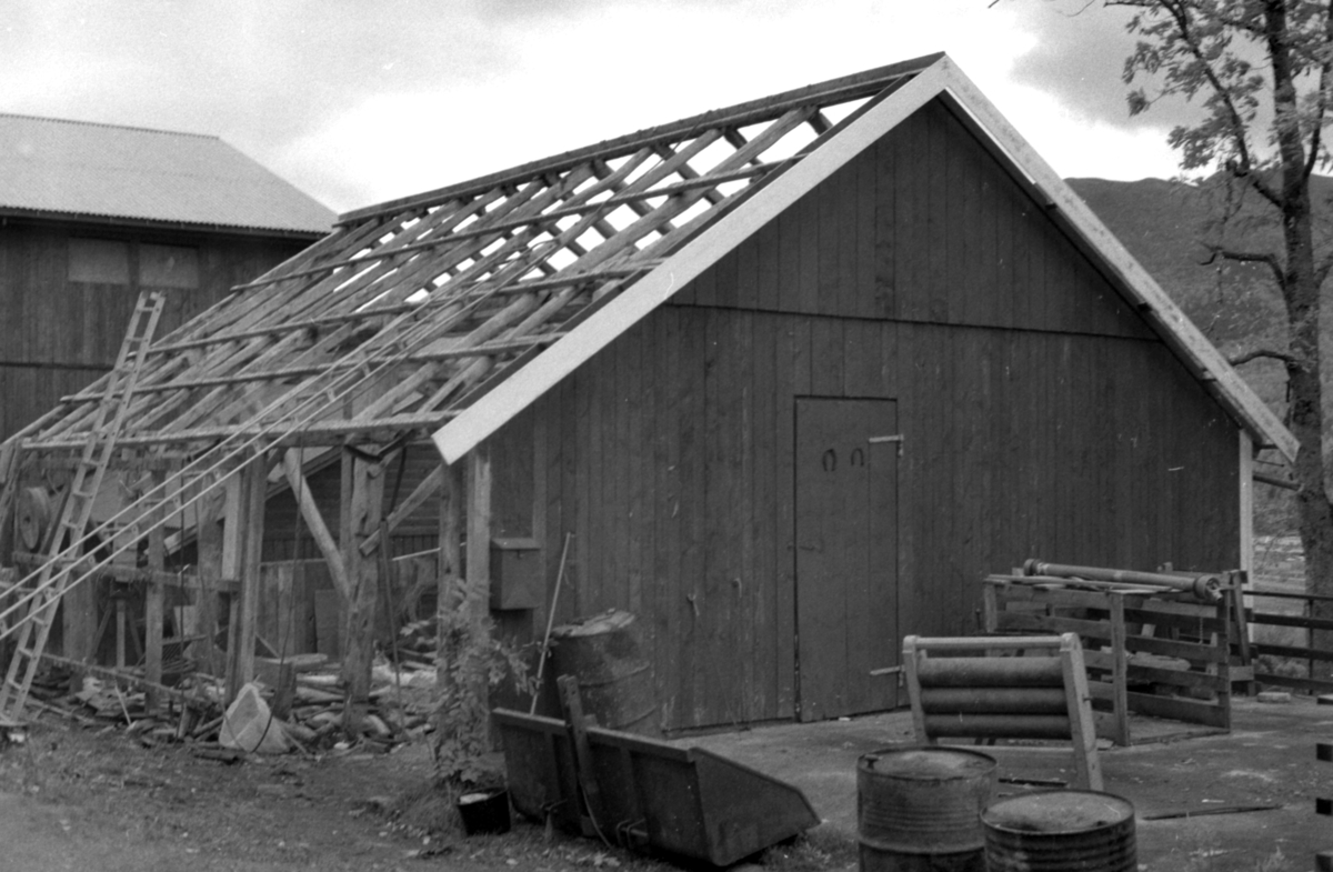 Dokumentasjonsbilder i serie av nedtakinga av ei eldre bygning på Ivar Aasentunet i 1987.