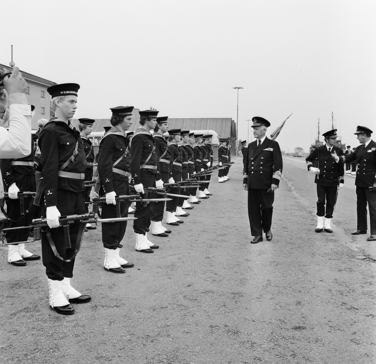Riksmarskalken, amiral Stig H:son Ericson inspekterar sjömän. Till höger i bild marinchefen, viceamiral Bengt Lundvall.