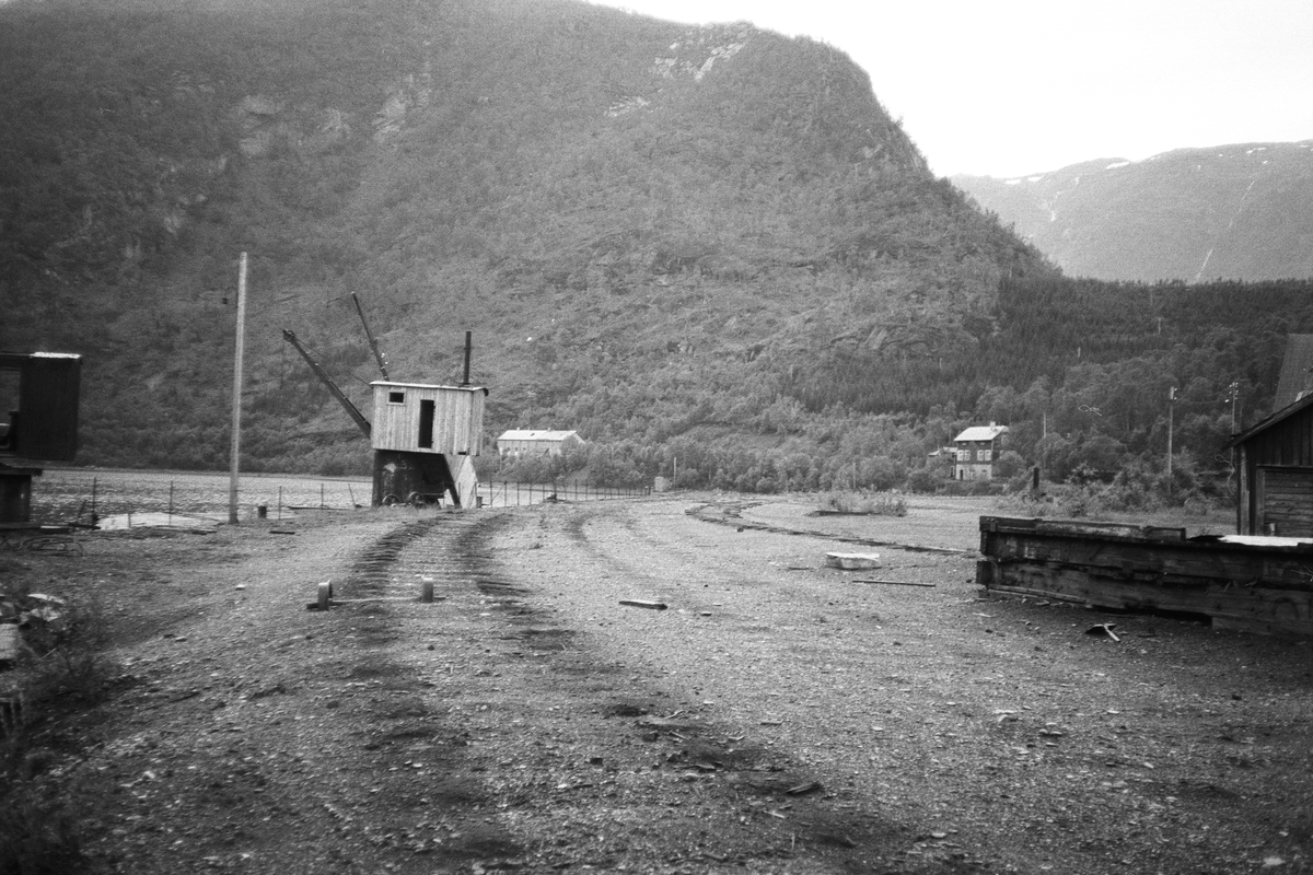Ved Sjønstå havn. Sjønstå stasjon på Sulitjelmabanen i bakgrunnen