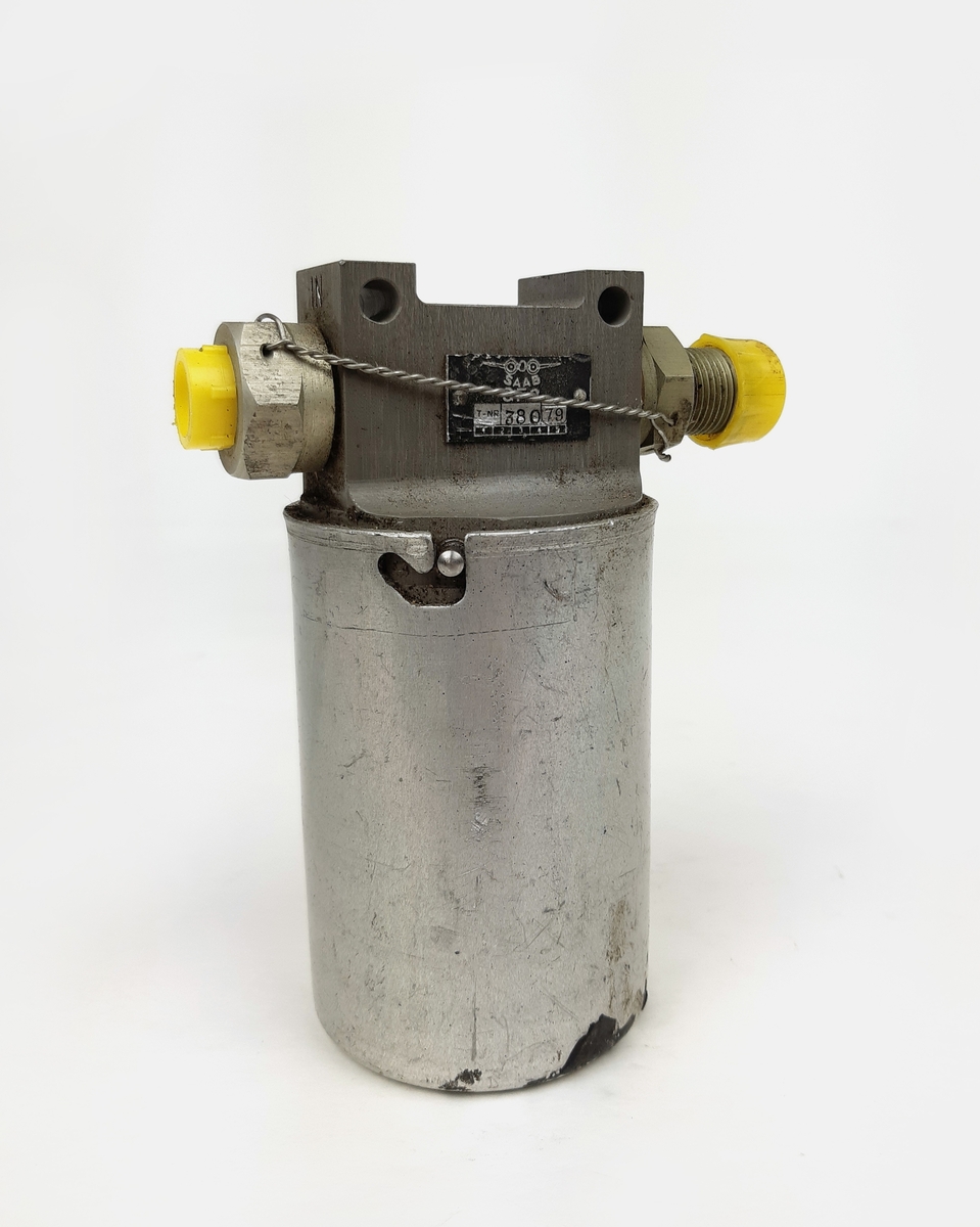 Luftfilter GF3, Tillverkningsnummer: 380. Bestående av en cylinderformad metallbehållare med två ventiler märkta "IN" och "UT".