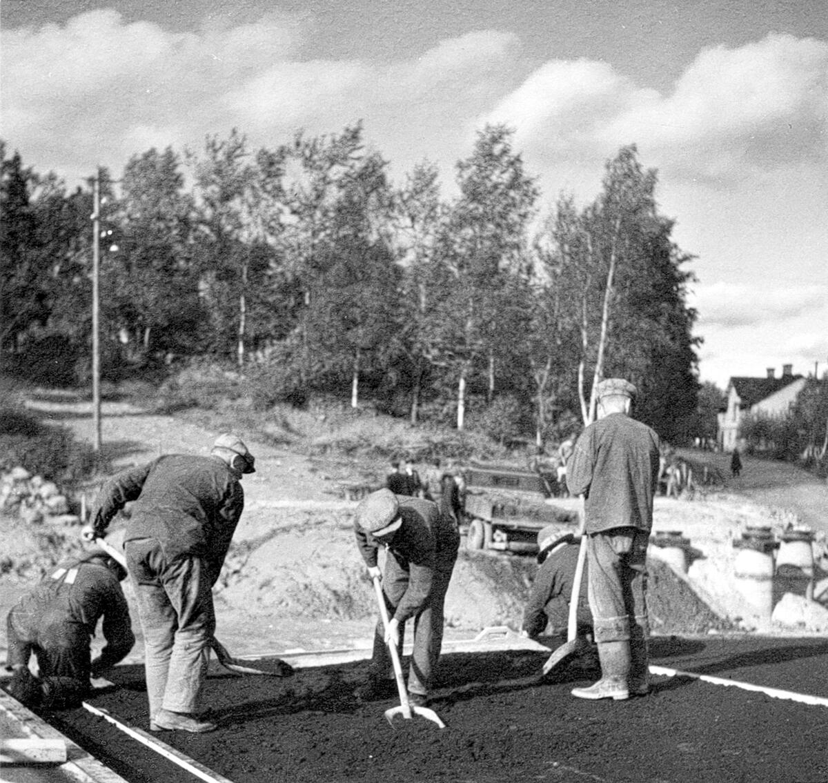 Vägarbetare. Ådalsvägen fortsätter framåt i bilden, uppfarten till Arnellsbacken till vänster. Bilden tagen på 1930-talet