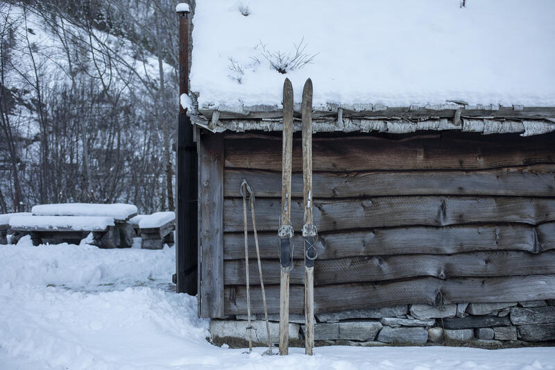 Eit par skistavar og ski som lenar seg opp mot Bjørn West stølen i Matre