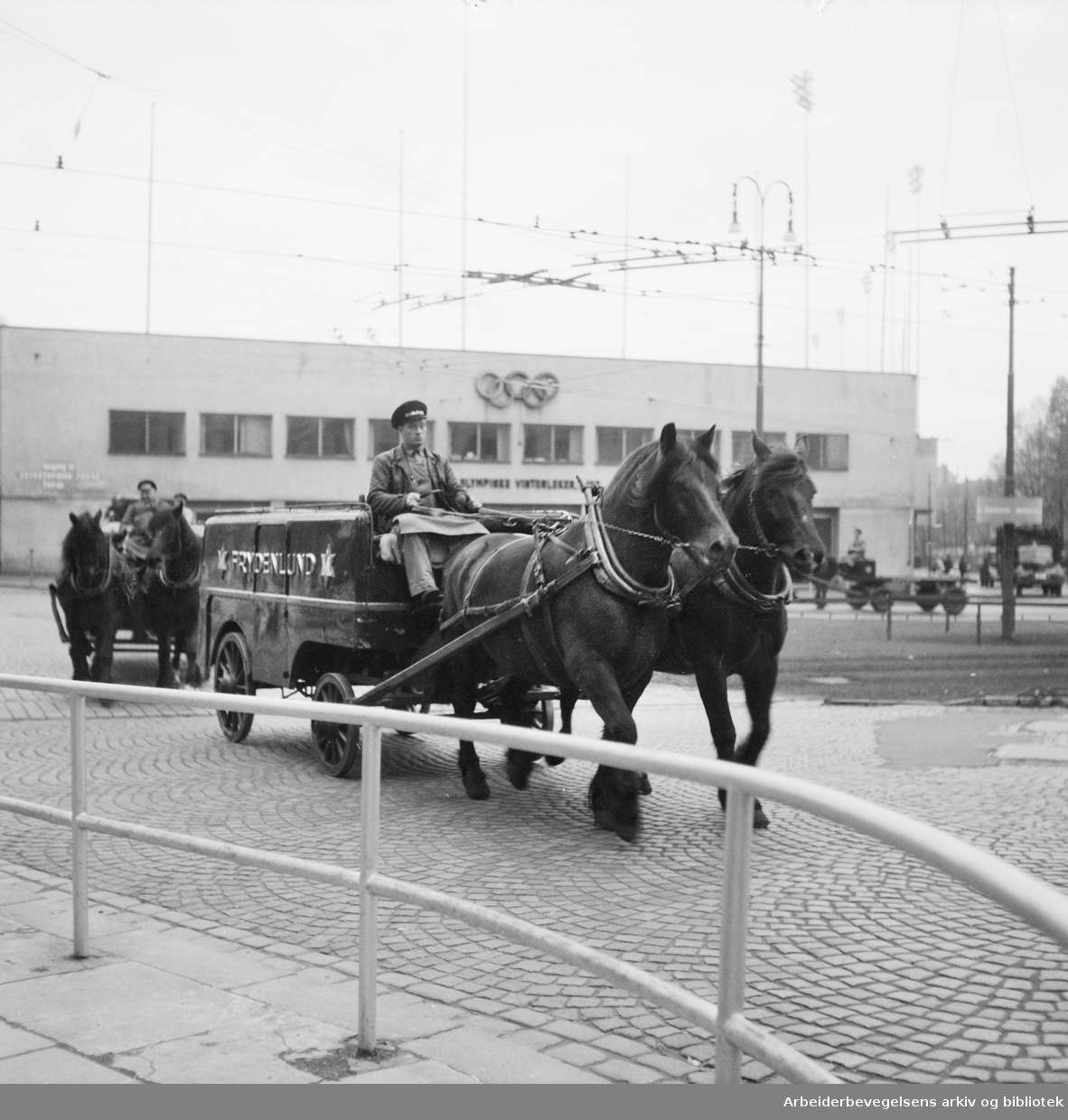 Frydenlunds bryggerihester for siste gang gjennom byens gater. Bislett. Oktober 1952.