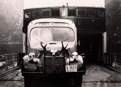 Ein Volvo turistbuss på ei ferje ein eller annan stad i Sogn