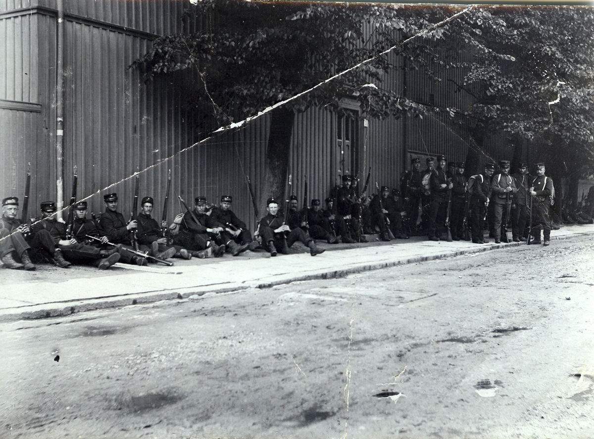 Fredrikstad. Vestsiden, Cicignon. Soldater på nøytralitetsvakt, fotografert hvilende utenfor Ferjestedsveien 5.