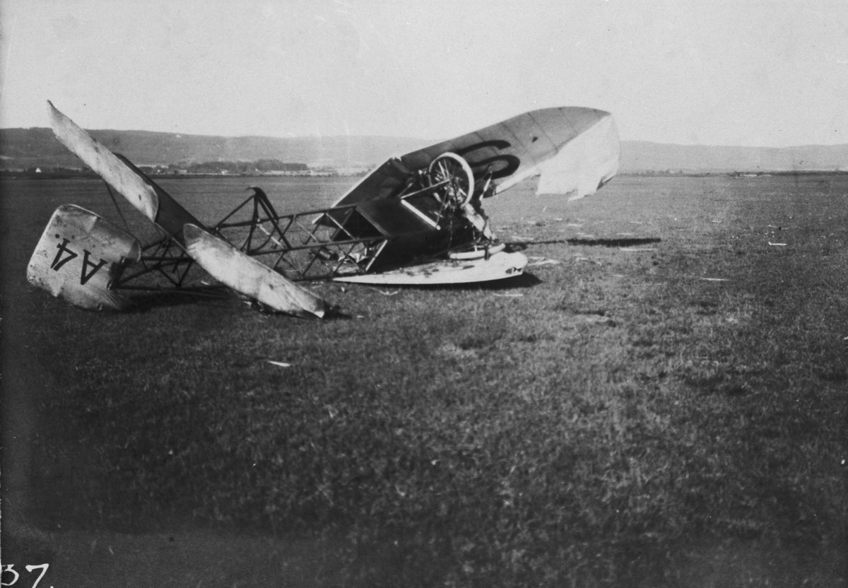 Havererat flygplan Thulin A nr 4 ligger på flygfältet vid Thulins flygskola i Ljungbyhed, 1915.