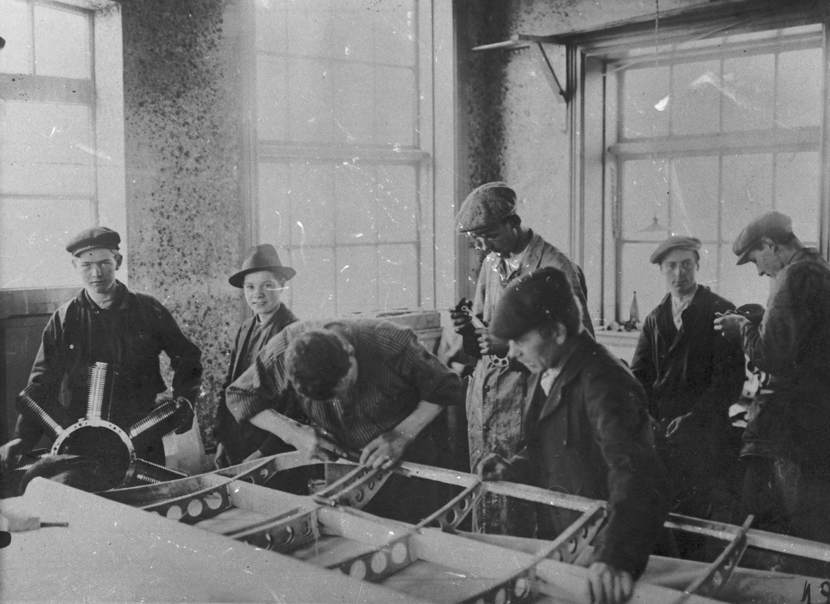 Vingtillverkning vid Enoch Thulins Aeroplansfabrik (AETA) i Landskrona, 1910-tal. Sju män i arbete.