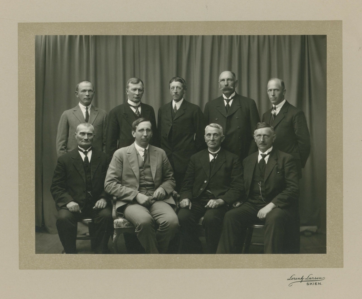 Gruppefoto av menn, m.a. Neri Valen