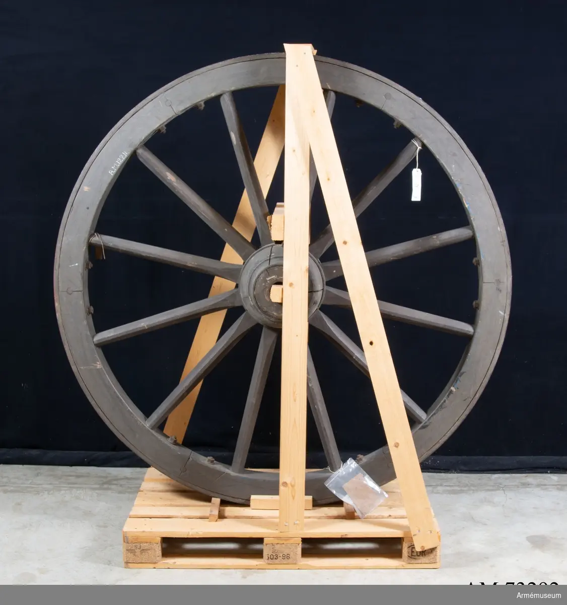 Grupp F.III.
Hjul till 12 cm kan m/1879, hjul i reserv. 178x85.