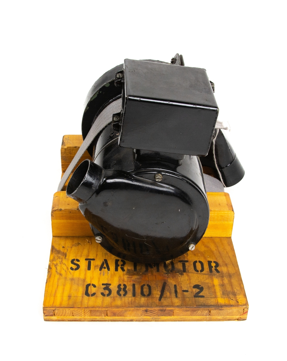 Startmotor C3810/1-2, typ 8002-18. Tillverkad i USA. Förvaras på trästativ.