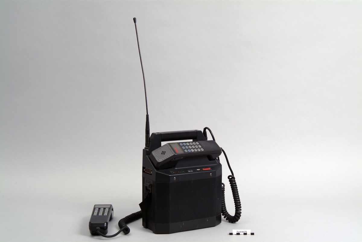 Mobiltelefon för Comviks 450 MHz system. I bärbar väskmodell, med extra lur.  Material som bruksanvisningar, prislistor, täckningskartor mm medföljer.