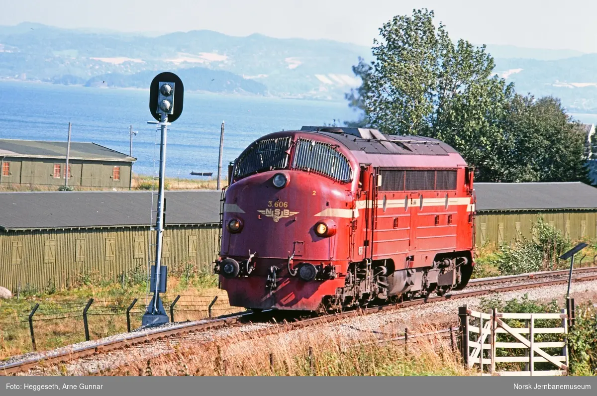 Diesellokomotiv Di 3 606 ved forsignalet på Vikhammer stasjon