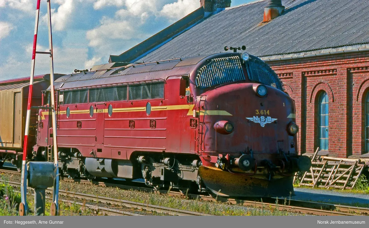 Diesellokomotiv Di 3 614 med godstog på Stjørdal stasjon