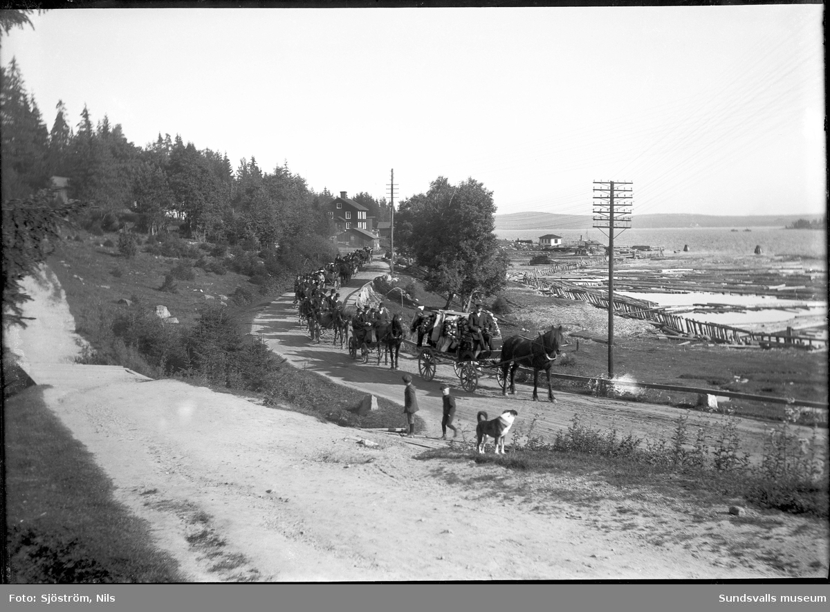 Begravningståg med en lång rad hästskjutsar på gamla vägen från Vapelnäs mot Svartvik.